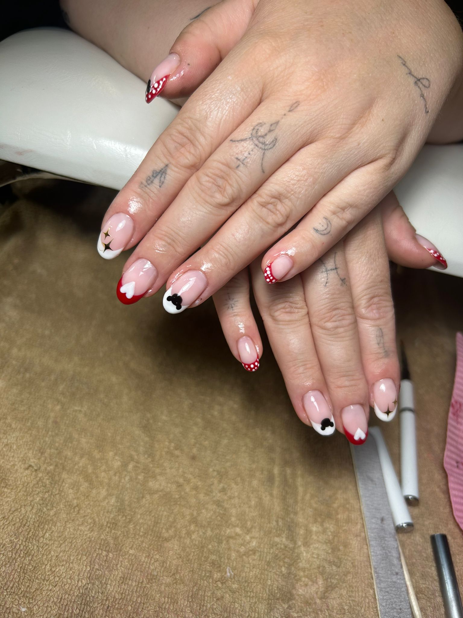 Nail art met rode, witte en zwarte hartjes en schoppen